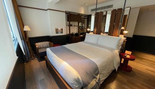Medium Room with Queen Bed 