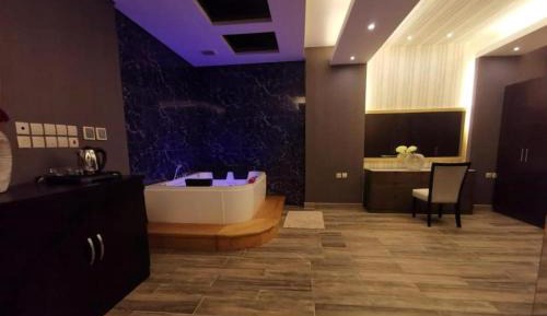Suite with Hot Tub