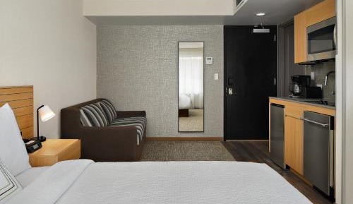 King Studio with Roll-in Shower - Mobility Accessible