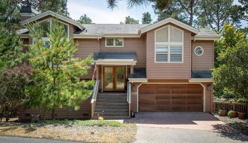 Three-Bedroom Holiday Home 