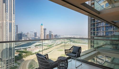 Three Bedroom Panorama View With kitchenette - Free Bus service to Dubai Mall Metro Station, Dubai Mall, and Kite Beach