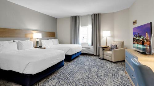 Queen Studio Suite with Two Queen Beds and Tub - Communications/Mobility Accessible