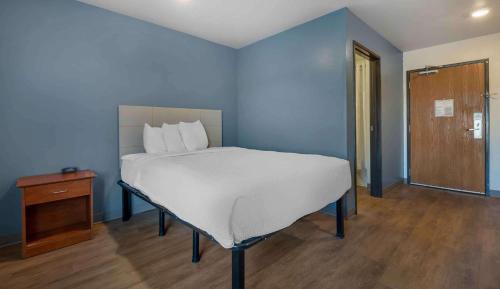 Standard Queen Room with Tub - Disability Access/Non-Smoking