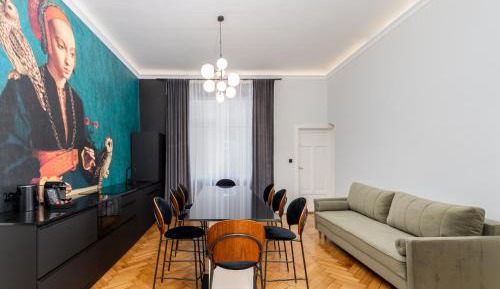 Deluxe Three-Room Apartment with Balcony