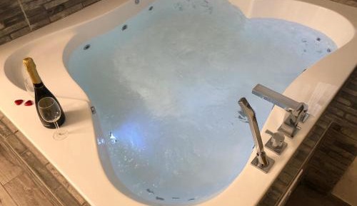 Deluxe Suite with Spa Bath