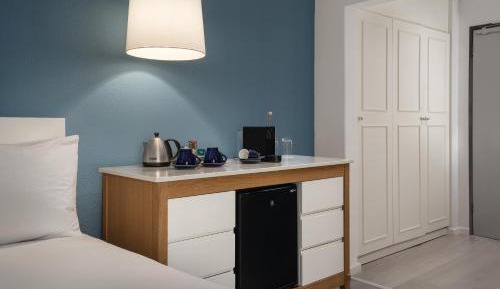 Larger Guest room, 1 King, Partial sea view, Balcony