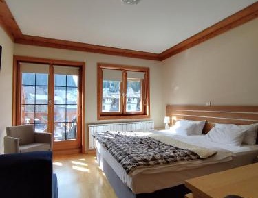 Apartment with Mountain View