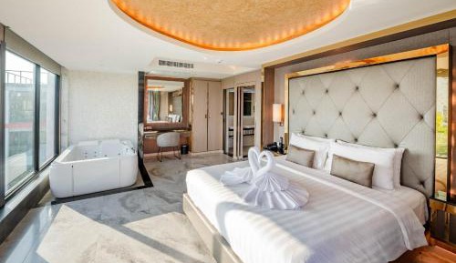 Grand Royal Suite with Jacuzzi