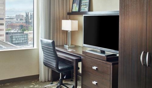 King Room with Adapted Tub - Mobility Accessible