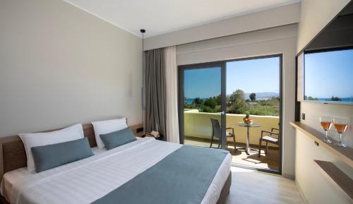 Deluxe Double Room with Side Sea View