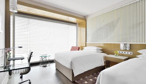 2 Twin Beds, High Floor - 10th and above, Guest Room (Cocktail Hours from 5-7 PM)