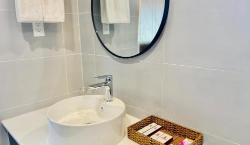 Deluxe Double Room with Side Sea View