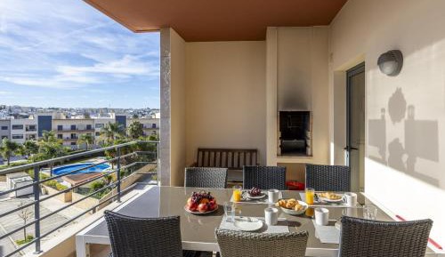 Apartment with Pool View 