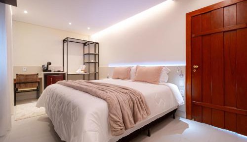 Deluxe Queen Suite