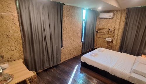 Deluxe Queen Room - Shared bathroom