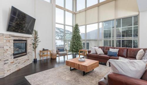 Apartment with Mountain View