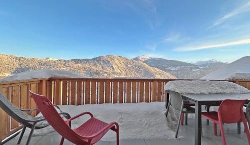 Apartment with Mountain View