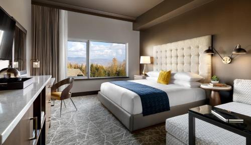 Deluxe King Room with Inland View