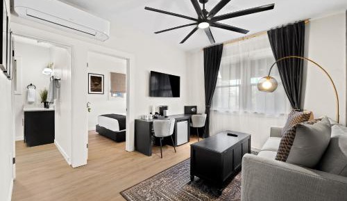 Deluxe Queen Suite