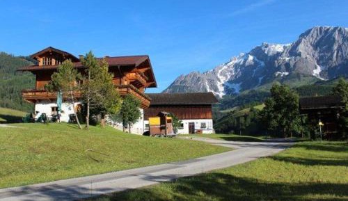 Apartment with Mountain View