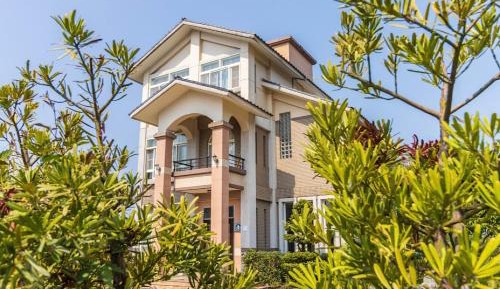 Villa with Garden View