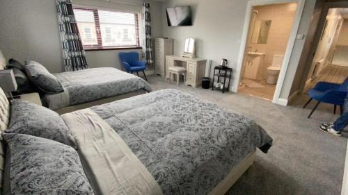 Quadruple Room with Private Bathroom