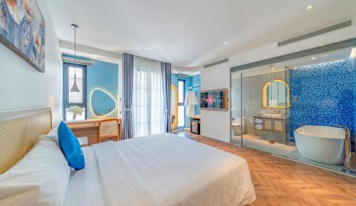 King Suite with Balcony and Bathtub