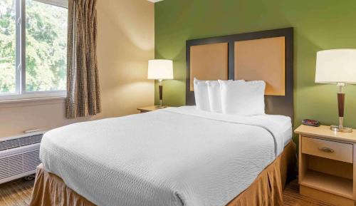 Deluxe Studio with 1 Queen Bed - Non-Smoking