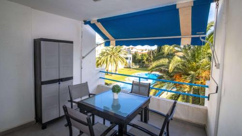 Apartment with Pool View 