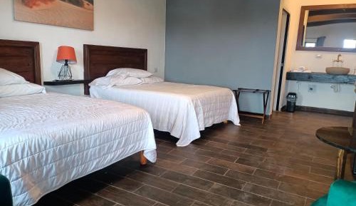 Deluxe Queen Suite
