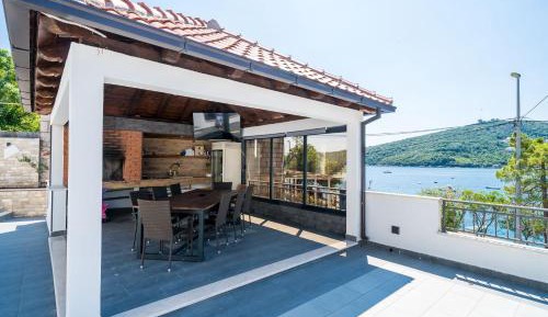 Comfort One Bedroom Apartment with Balcony and Sea View