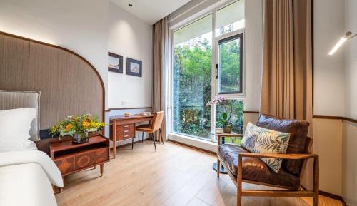 Queen Room with Garden View