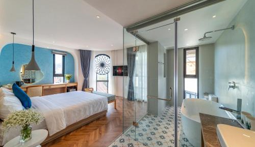 Corner Suite with Balcony and Mountain View