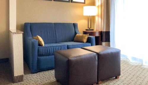 Queen Suite with Two Queen Beds and Sofa Bed - Mountain View/Non-Smoking