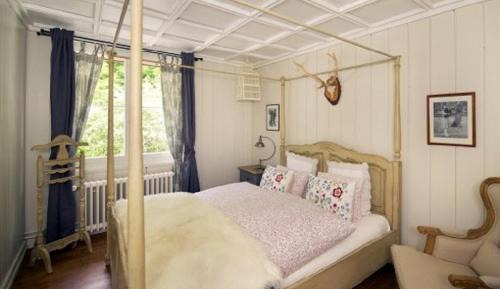 Double or Twin Room with Shared Bathroom