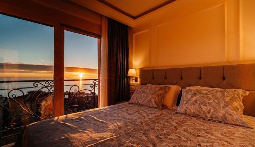 Deluxe Suite with Sea View