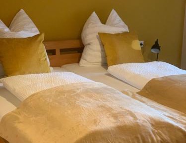 Deluxe Double Room (2 Adults + 1 Child)