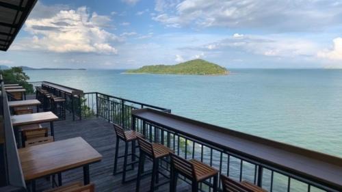 Deluxe Double Room with Balcony and Sea View