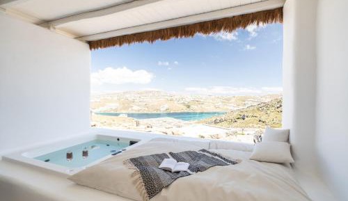 Deluxe Suite with Hot Tub and Sea View