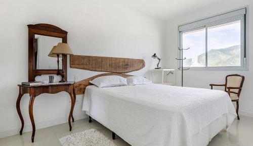 One-Bedroom Apartment with Sea View
