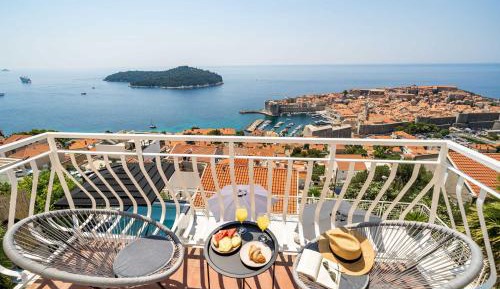 Two Bedroom Apartment with Balcony and Sea View