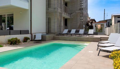 Apartment with Pool View 