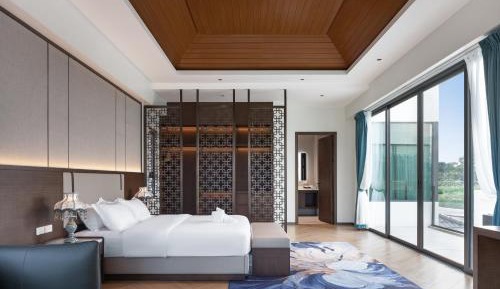 Queen Room with Pool View