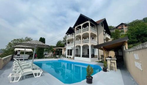 Villa with Swimming Pool