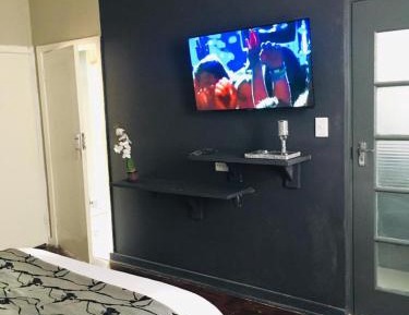 Deluxe Queen Suite