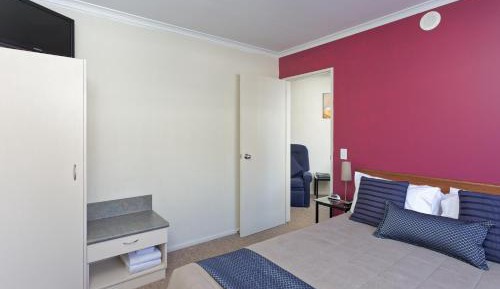 Deluxe One-Bedroom Apartment