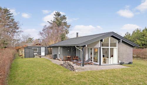 Three-Bedroom Holiday Home 