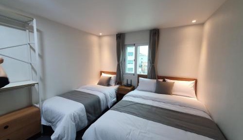 Standard Triple Room (1 Queen 1 Single)