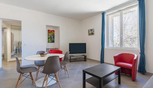 Superior One-Bedroom Apartment