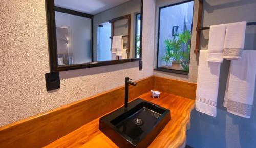 Queen Suite with Pool View